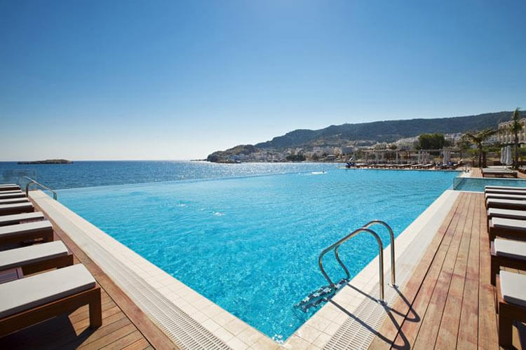 Zwembad met uitzicht op zee Hotel Alimounda Mare Karpathos