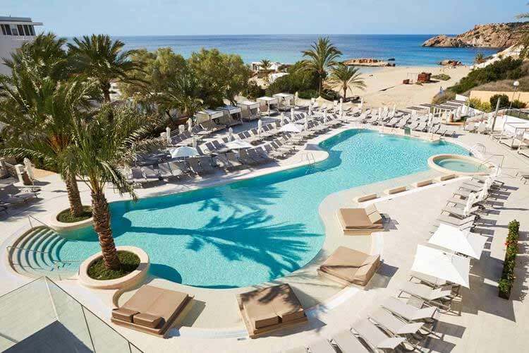 Zwembad van hotel direct aan het strand van Ibiza
