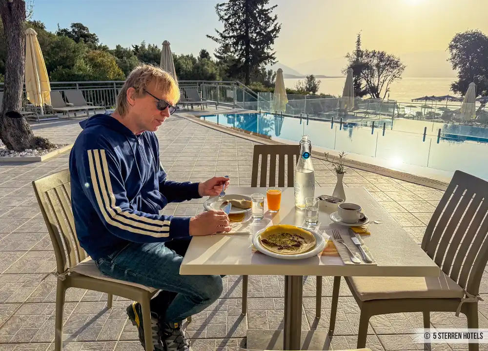 Ontbijten aan het zwembad van Porto Galini