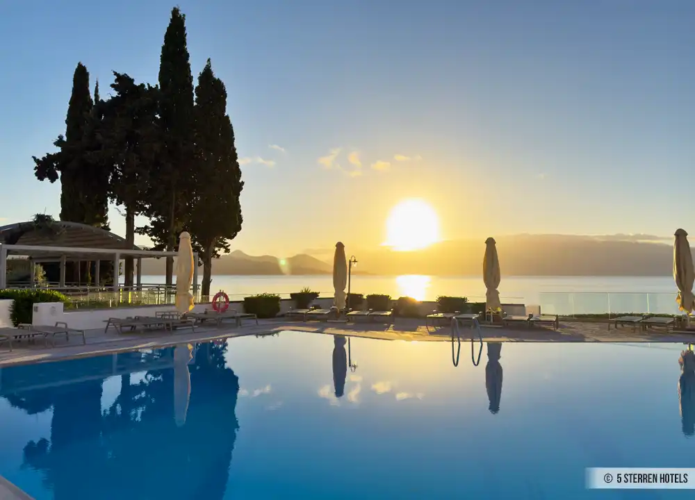 Zonsopkomst bij het zwembad van Porto Galini